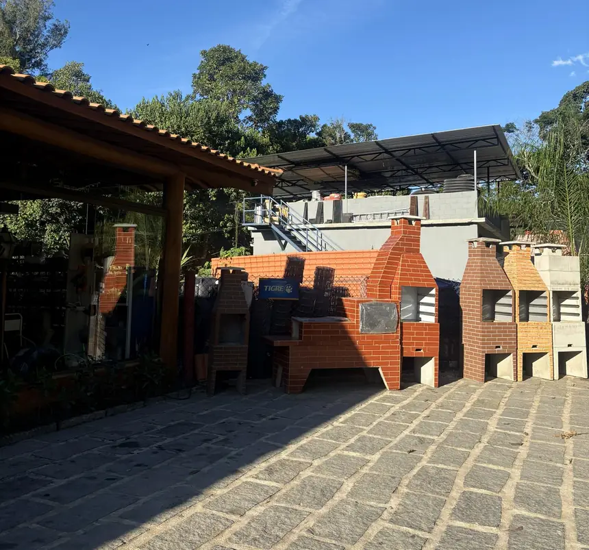 Churrasqueiras e pré-moldados na área externa da loja